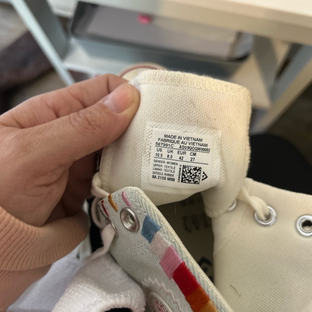 Converse High-Top Sneakers in Light Gray with Rainbow Accents - Picture 5 of 10